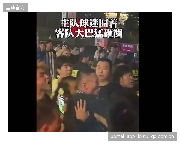 震撼！足球球迷从看台摔下，背后深刻的反思